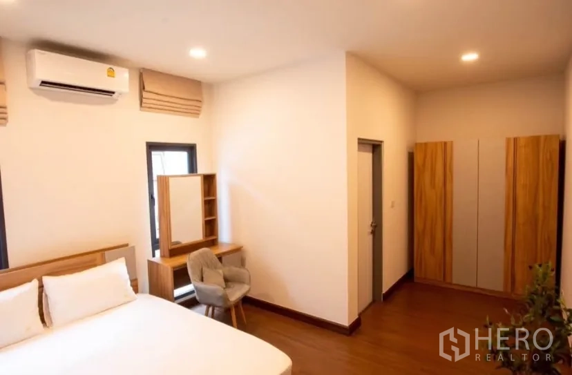 Detached House for rent in Bang Phli, Samut Prakan - Bedroom view with wardrobe, vanity and window.