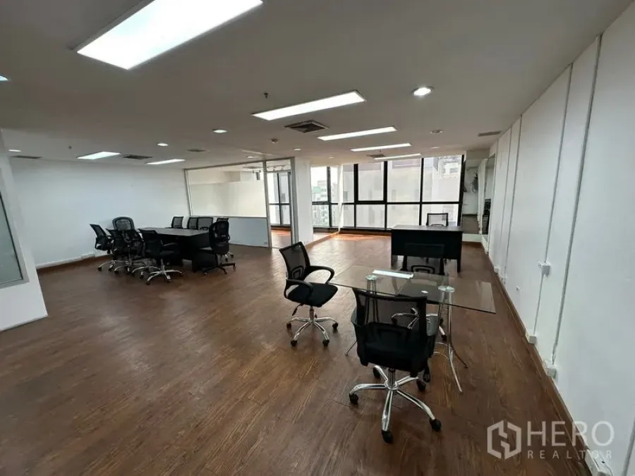 办公空间 出租在Ratchathewi, Bangkok - 开放办公区，书桌与座椅，宽窗引入自然光，木地板。