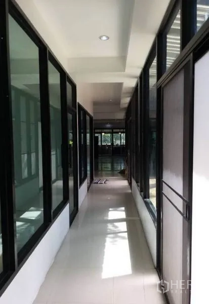 Detached House for rent in Khlong Toei, Bangkok - Bright interior corridor with glass partitions and tiled floor