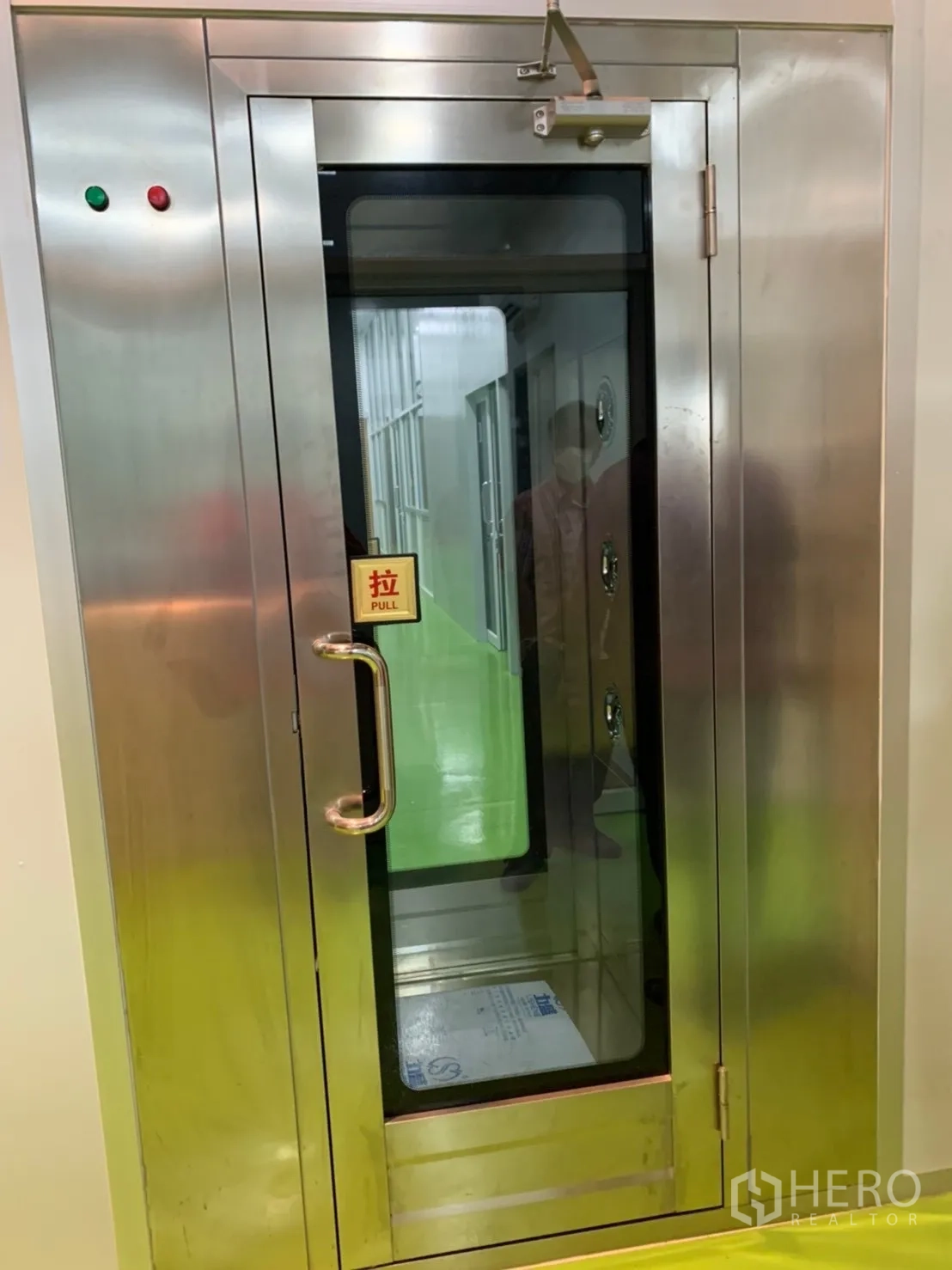 Factory for rent in Khlong Luang, Pathum Thani - Stainless steel air-shower entry chamber for cleanroom access.