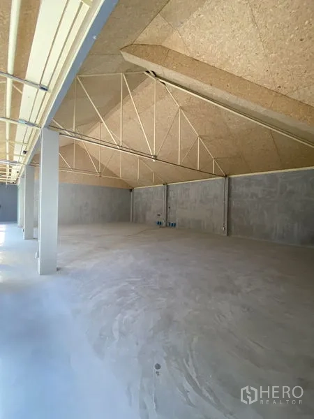 Retail Space for rent in Watthana, Bangkok - Spacious open-plan retail hall with high pitched ceiling, exposed trusses and concrete floor.