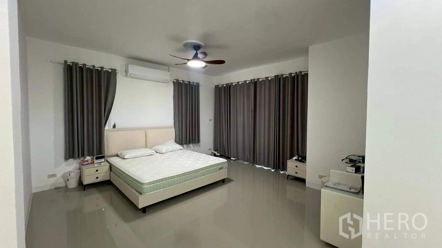Home Office for rent in Wang Thonglang, Bangkok - Large private room with a double bed, air conditioner, ceiling fan and dark curtains.