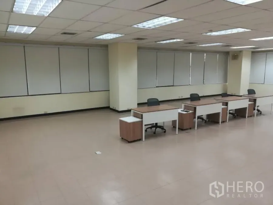 Office Space for rent in Bang Na, Bangkok - Large office with window blinds, modular workstations, drop ceiling lighting and floor power boxes in Bang Na.