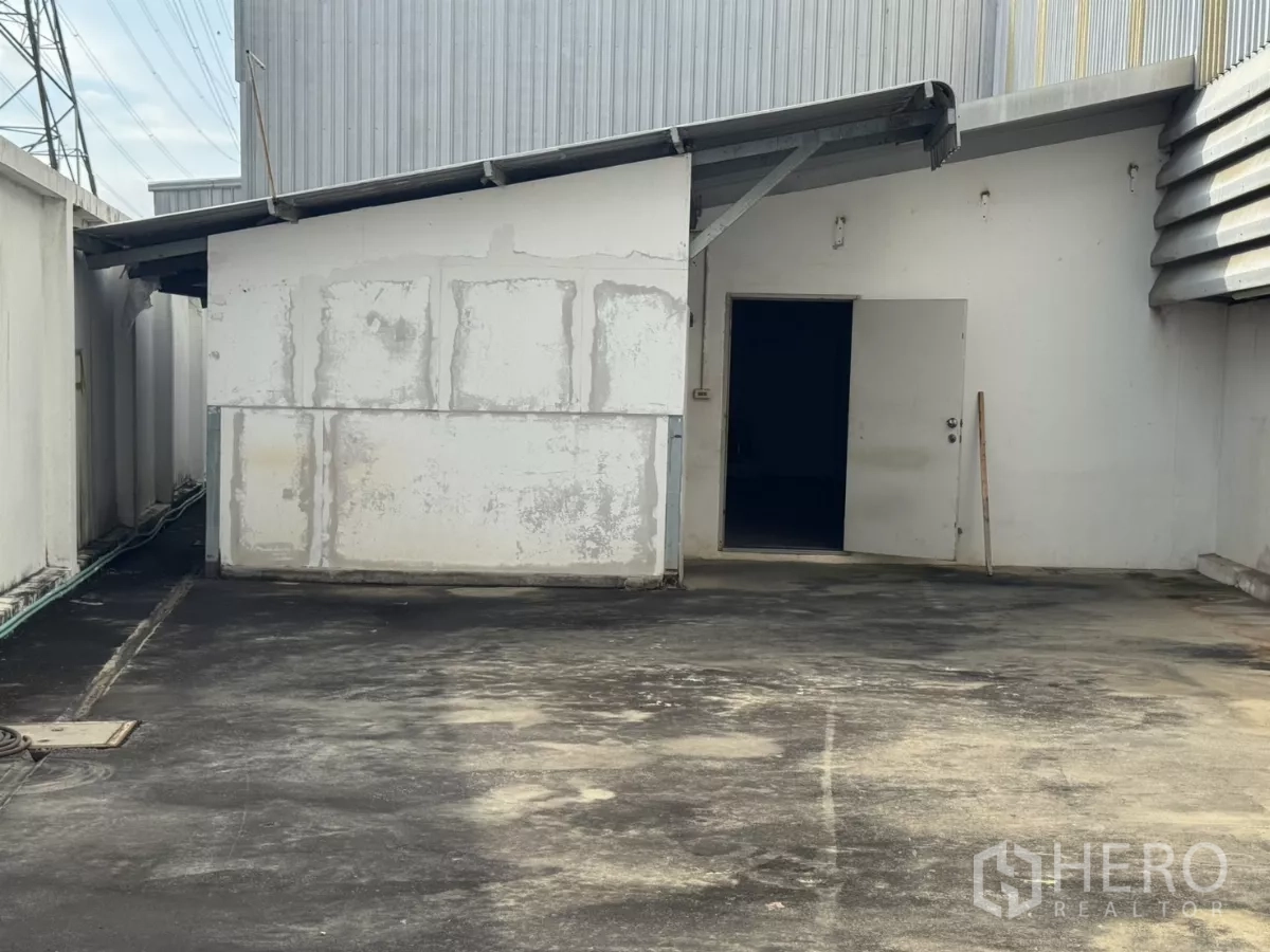 Factory for rent or sale in Bang Phli, Samut Prakan - Rear service area with small outbuilding and covered roof.