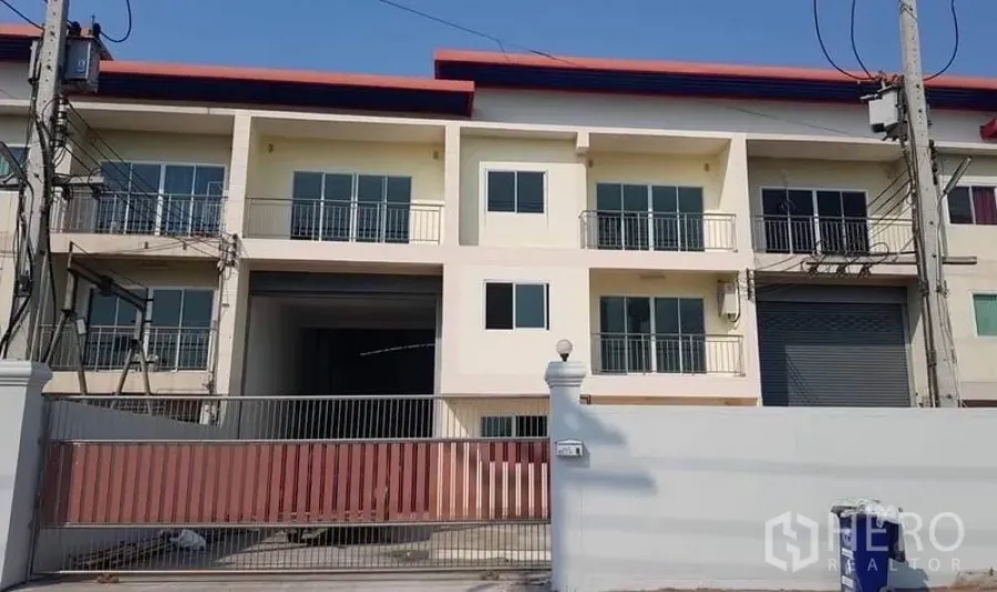 Factory for rent or sale in Mueang Samut Sakhon, Samut Sakhon - Two-storey factory-warehouse facade with gated entrance and loading bay in Mueang Samut Sakhon.