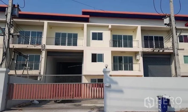 工厂 出租或出售在Mueang Samut Sakhon, Samut Sakhon - Mueang Samut Sakhon 两层工厂仓库外立面，带大门与装卸通道。