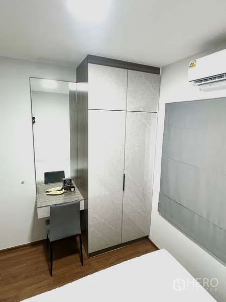 Townhouse for rent in Bang Phli, Samut Prakan - Compact bedroom featuring tall wardrobe, study desk and air-conditioner.