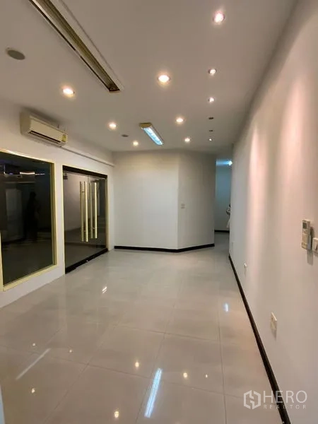 办公空间 出租在Watthana, Bangkok - 明亮的办公室内景，瓷砖地面、筒灯、空调与玻璃入口