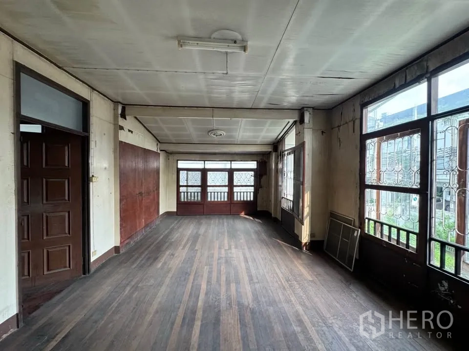 Detached House for rent or sale in Watthana, Bangkok - Long upstairs hall with aged hardwood floors and large windows.