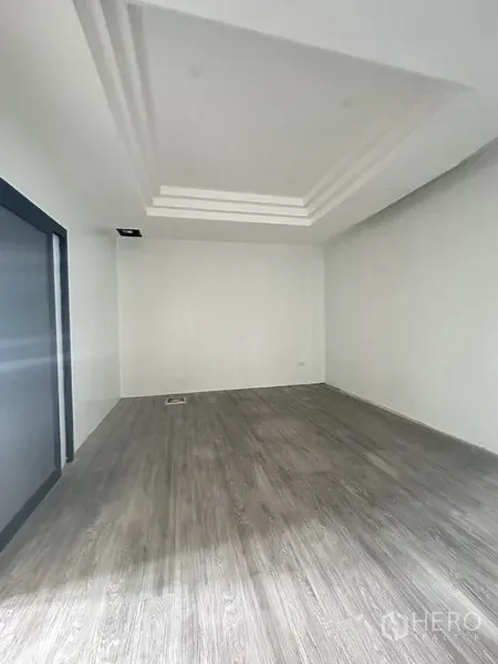 Retail Space for rent in Bang Rak, Bangkok - Retail room with recessed ceiling feature and laminate floors, ready for fit‑out.