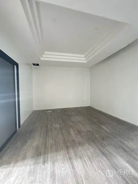 Retail Space for rent in Bang Rak, Bangkok - Retail room with recessed ceiling feature and laminate floors, ready for fit‑out.