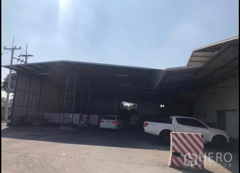 工厂 出租在Bang Khla, Chachoengsao - 带顶装卸区，车辆停靠，道路宽敞便于卡车进出。