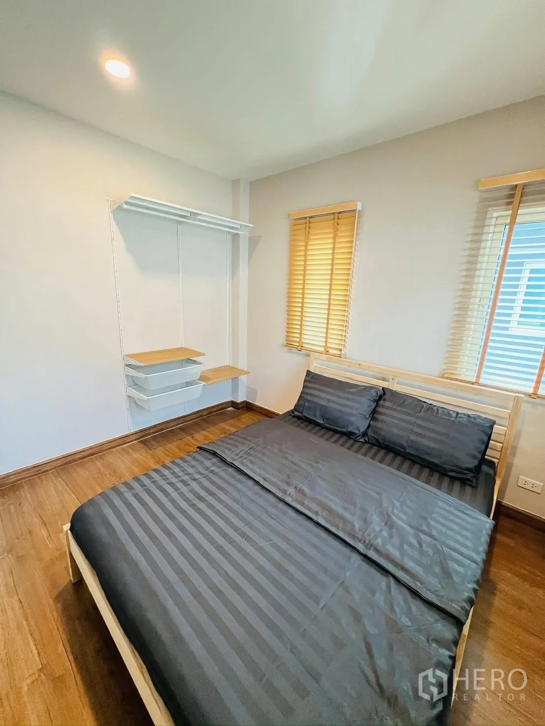 Detached House for rent in Prawet, Bangkok - Cozy bedroom with bed, blinds and modular wall shelves.