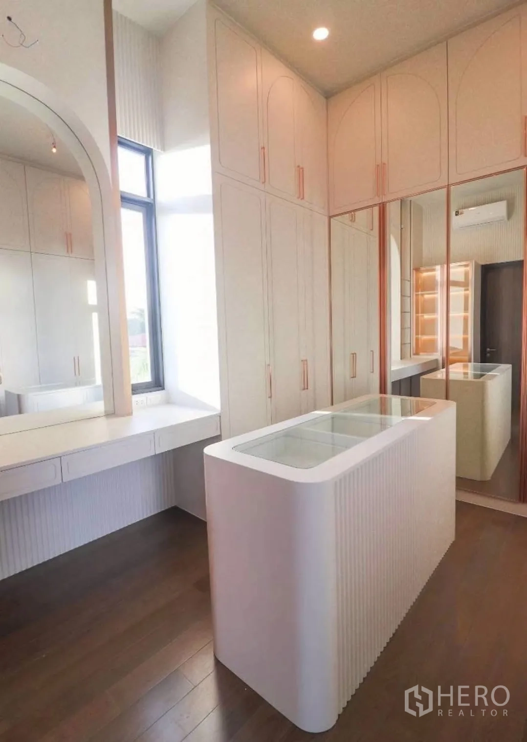 Detached House for sale in Bang Khen, Bangkok - Bright walk-in closet with full-height wardrobes, mirrored doors and a dressing island.