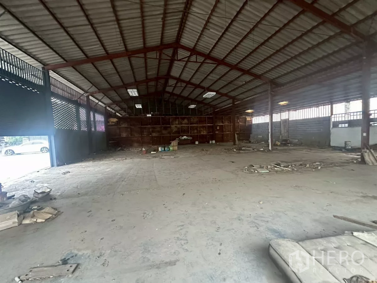 Warehouse for rent or sale in Yan Nawa, Bangkok - Open hall with high roof, ventilation blocks and daylight filtering in.