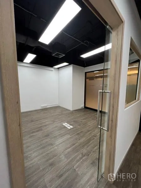 Office Space for rent in Khlong Toei, Bangkok - Meeting room with glass door and internal window facing corridor.