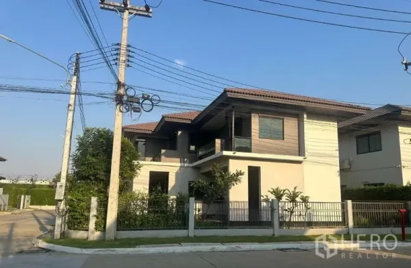 Detached House for sale in Lam Luk Ka, Pathum Thani - Corner view of a modern two-storey detached house with fenced yard in Lam Luk Ka.