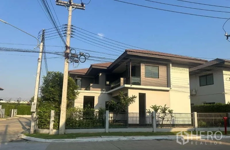 Detached House for sale in Lam Luk Ka, Pathum Thani - Corner view of a modern two-storey detached house with fenced yard in Lam Luk Ka.
