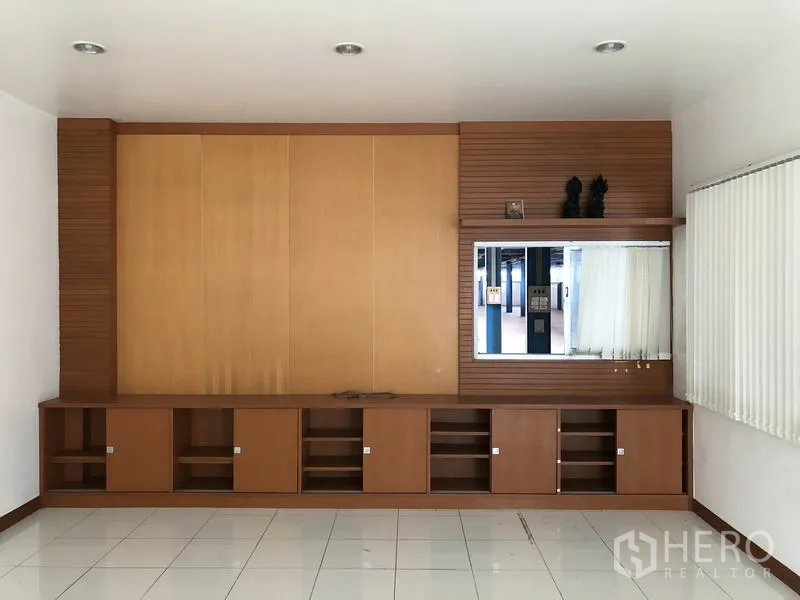 Factory for rent in Sai Noi, Nonthaburi - Built-in wooden cabinetry and display wall in the office section.