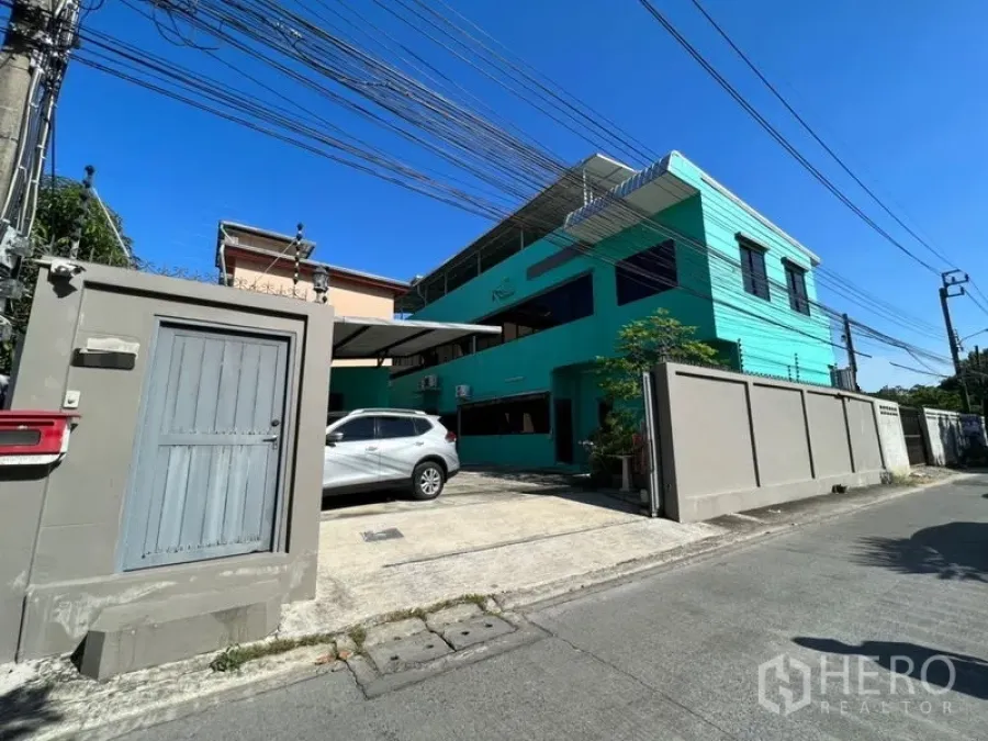 工厂 出售在Wang Thonglang, Bangkok - 带围墙和车道的迷你工厂外观，薄荷绿两层楼与停车位。
