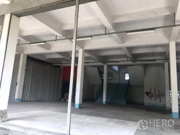คลังสินค้า ให้เช่าในBueng Kum, Bangkok - ภายในโกดังเพดานสูง พื้นคอนกรีต เสาคอนกรีต มีบันไดขึ้นชั้นลอยและไฟฟลูออเรสเซนต์