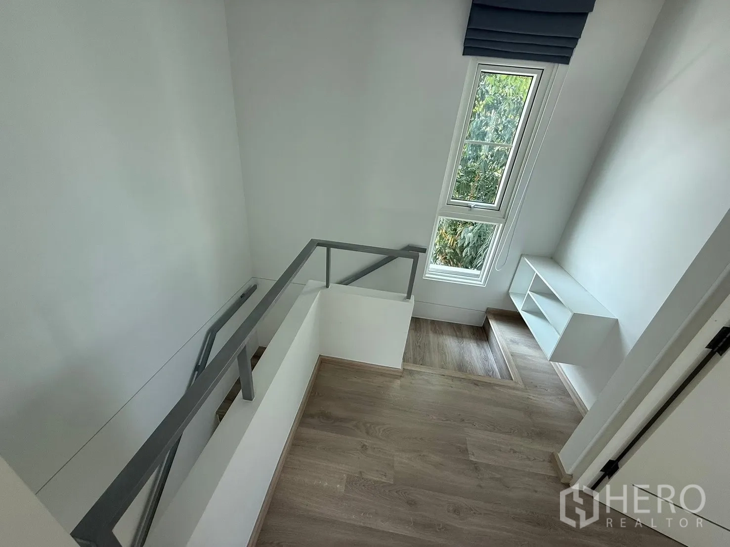 Detached House for rent in Bang Phli, Samut Prakan - Staircase landing with natural light from tall windows and wood-look flooring.