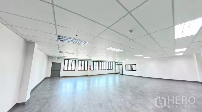 โรงงาน ให้เช่าในSamut Prakan - ห้องสำนักงานโล่งสว่าง เพดานแขวน ไฟ LED และพื้นไวนิล