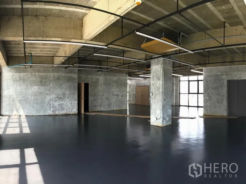 Office Space for rent in Khlong Toei, Bangkok - Flexible corner workspace with exposed services, abundant natural light, and multiple doors for storage or meeting rooms.