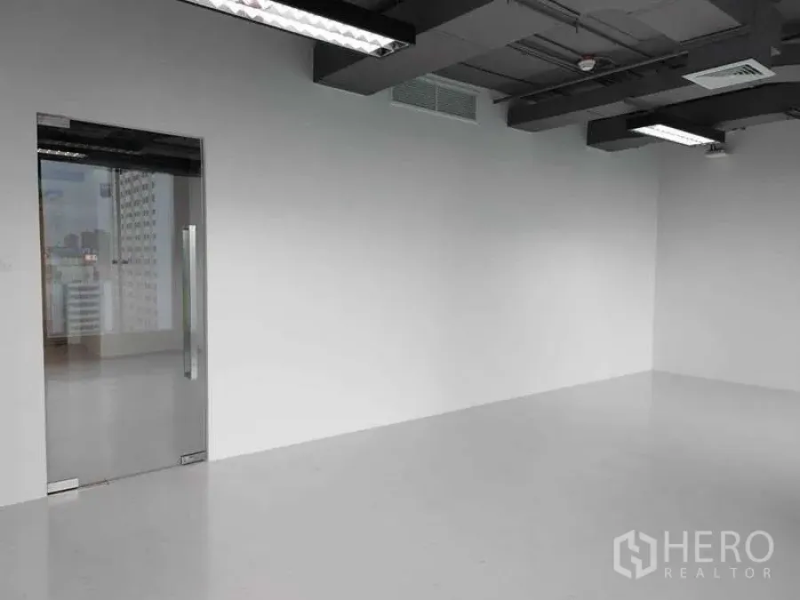 办公空间 出租 - 极简墙面与推拉玻璃门，外露管线天花。