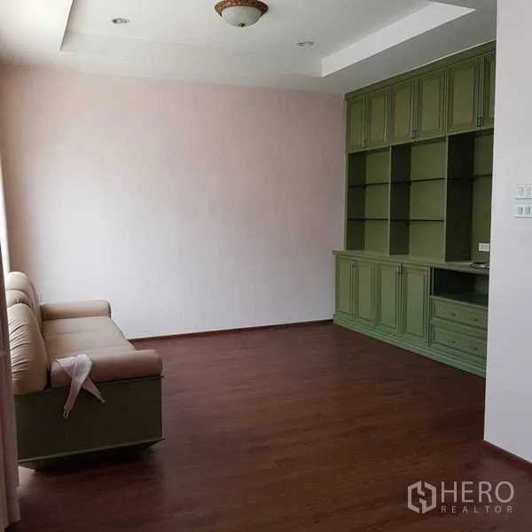 带办公室的家 出租在Watthana, Bangkok - 家庭室，内置绿色柜体与木地板