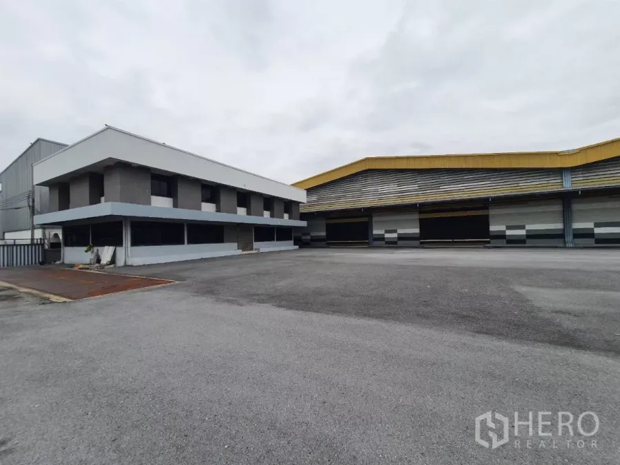Factory for rent in Mueang Samut Prakan, Samut Prakan - Factory with two-storey office and a wide paved yard in Samut Prakan.
