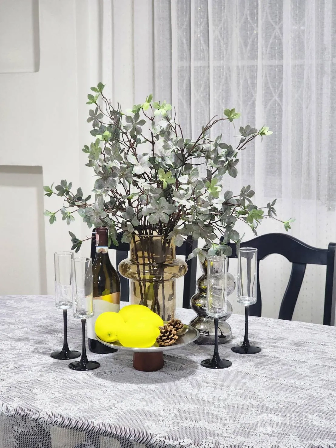 Detached House for rent in Huai Khwang, Bangkok - Dining table with lace cloth, centerpiece vase, wine bottle, and flutes.