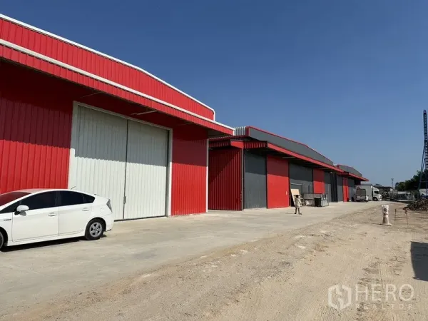 货栈 出租在Lam Luk Ka, Pathum Thani - 一排现代仓库，超大卷闸门，临私家通道可停车装卸。