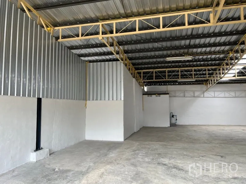 货栈 出租在Suan Luang, Bangkok - 250平米仓库内部，高钢结构屋顶与混凝土地面