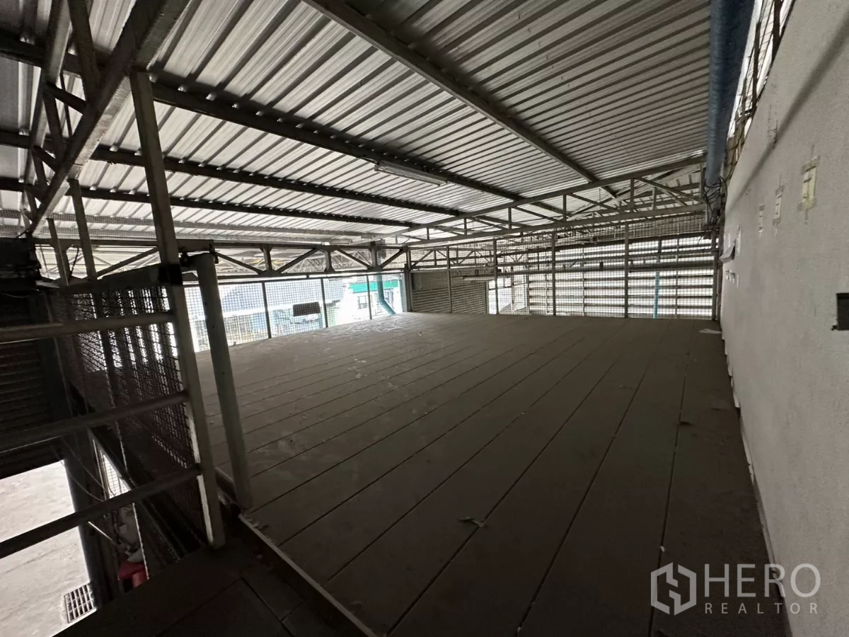货栈 出租在Yan Nawa, Bangkok - 空旷夹层平台，金属栏杆与通风百叶墙