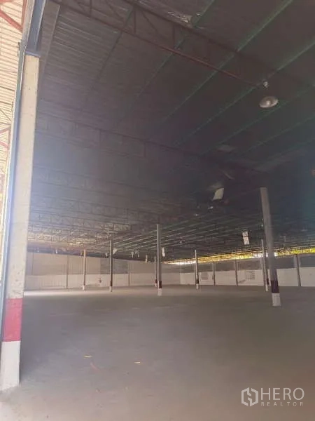 Warehouse for rent in Mueang Rayong, Rayong - Open-plan warehouse interior with multiple columns and ventilated block walls.