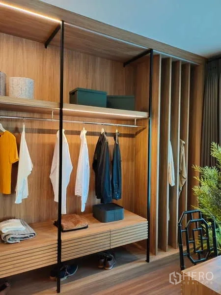 Detached House for rent in Bang Phli, Samut Prakan - Walk-in wardrobe with open wooden closets and hanging rail.