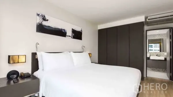 房间 出租在Watthana, Bangkok - 卧室设内置衣柜并可直通套间卫浴。