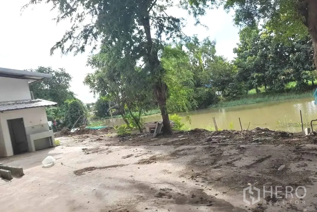工厂 出租在Mueang Chachoengsao, Chachoengsao - 物业后侧临运河的绿树与水景。