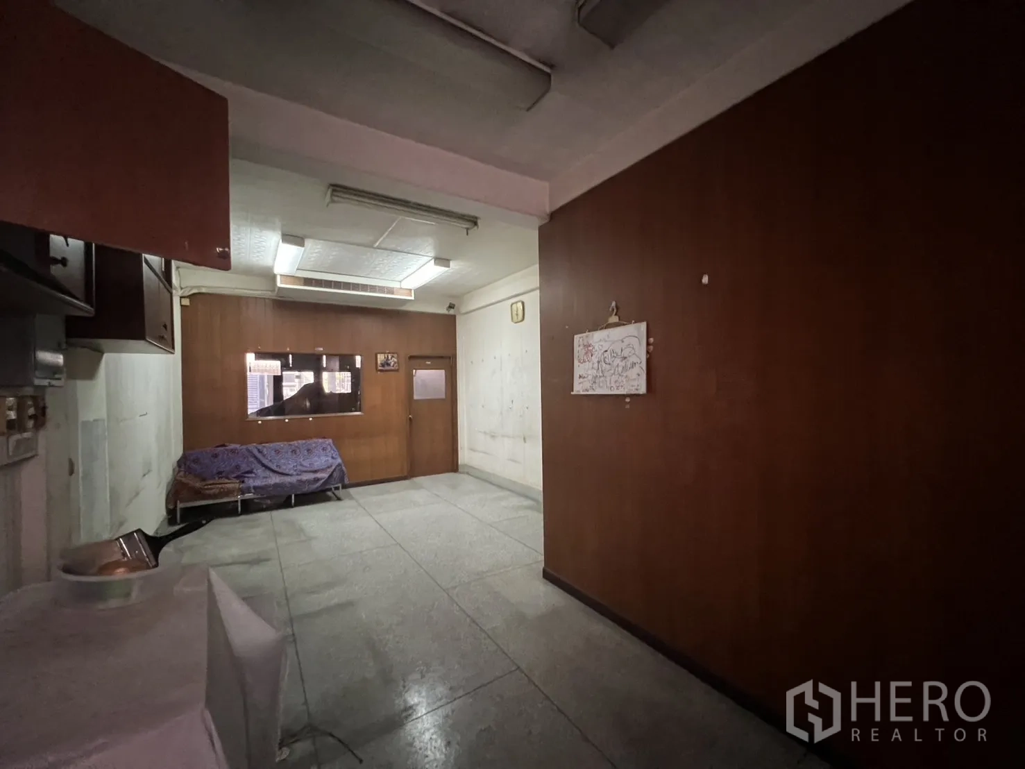 店屋 出租在Khlong Toei, Bangkok - 开放房间，木饰面、日光灯与小沙发。