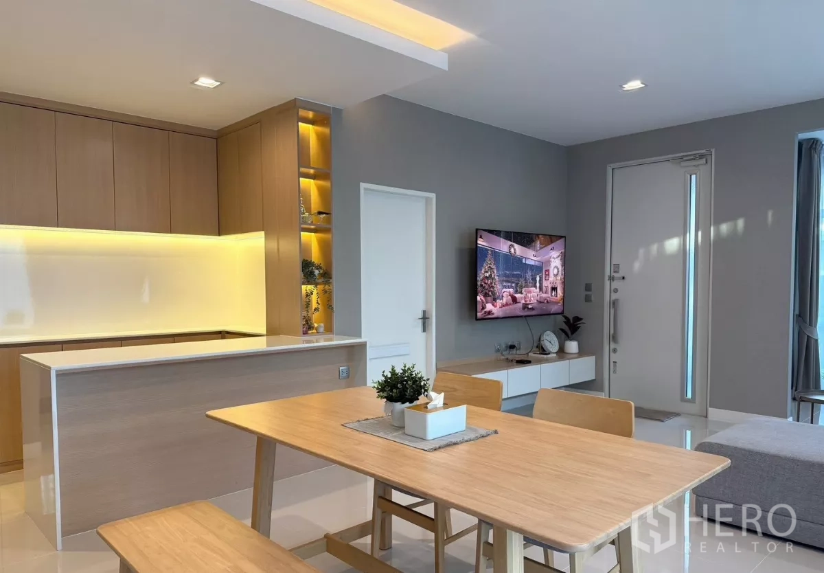 Detached House for rent in Prawet, Bangkok - Fitted kitchen with black granite countertops, sink and cabinetry