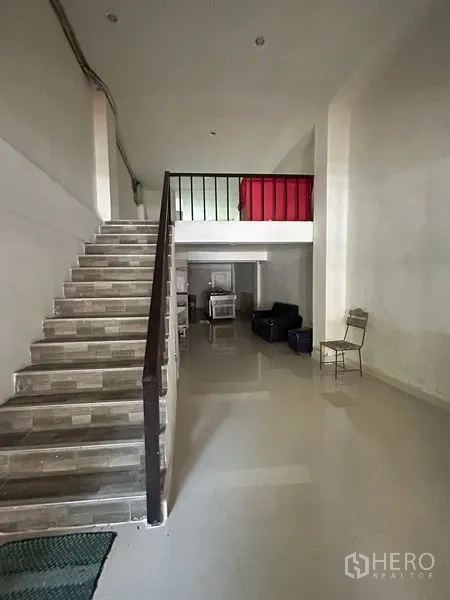 店屋 出租在Khlong Toei, Bangkok - 底层挑高空间，带楼梯与夹层，增加使用面积。