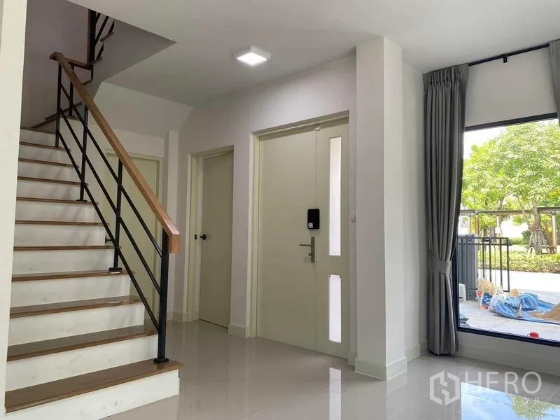 Detached House for rent in Khan Na Yao, Bangkok - Bright entry hall with staircase, digital front door and large window to garden.