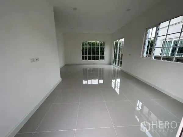 Detached House for rent - Bright open-plan living area with glossy tile flooring and large windows facing the garden.