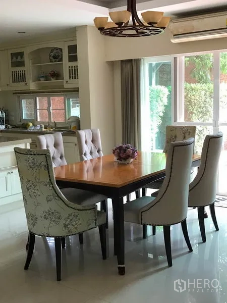 บ้าน ขายในPak Kret, Nonthaburi - ห้องทานข้าวสำหรับหกที่นั่ง ใกล้ครัวและประตูกระจก