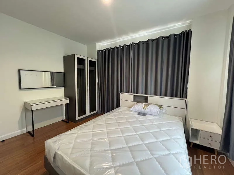 Detached House for rent in Bang Kapi, Bangkok - Second bedroom with dressing table, wardrobe and bedside tables.