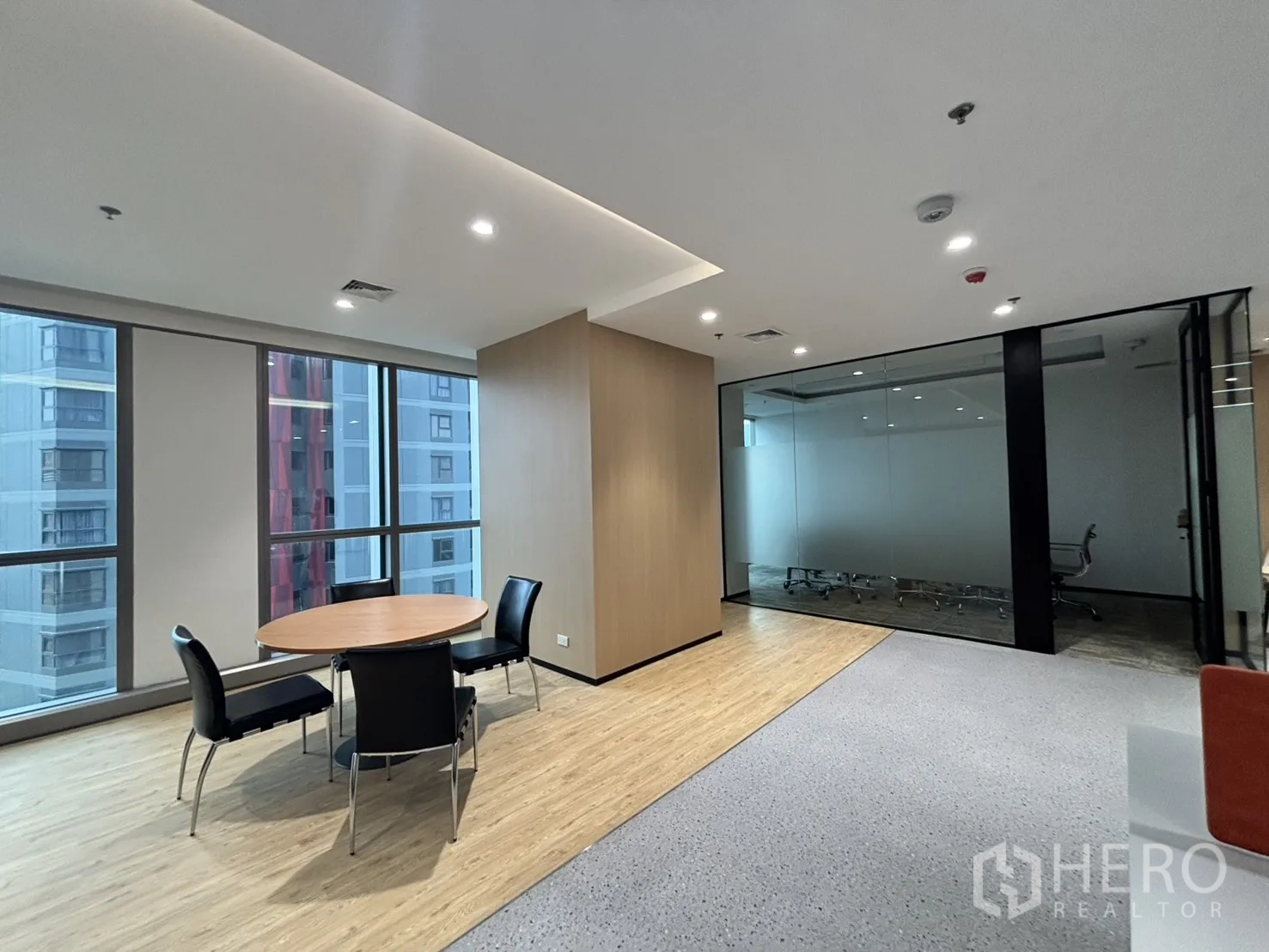 办公空间 出租在Huai Khwang, Bangkok - 圆桌洽谈区，邻近玻璃会议室与大窗户