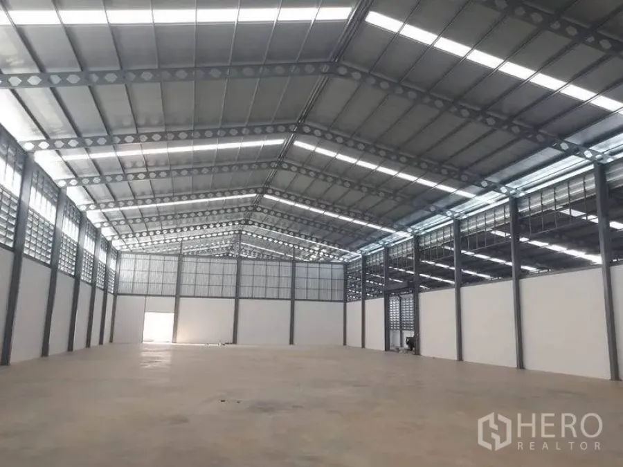 货栈 出租在Bang Phli, Samut Prakan - 宽敞高挑的仓库内部，钢结构桁架屋顶、天窗与抛光混凝土地面。