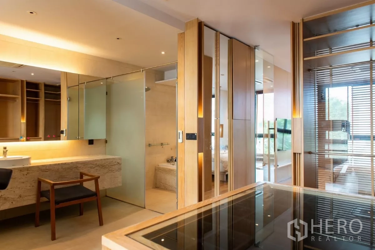 Townhouse for rent in Lat Phrao, Bangkok - Luxury bathroom with long stone vanity, large mirror and frosted shower.