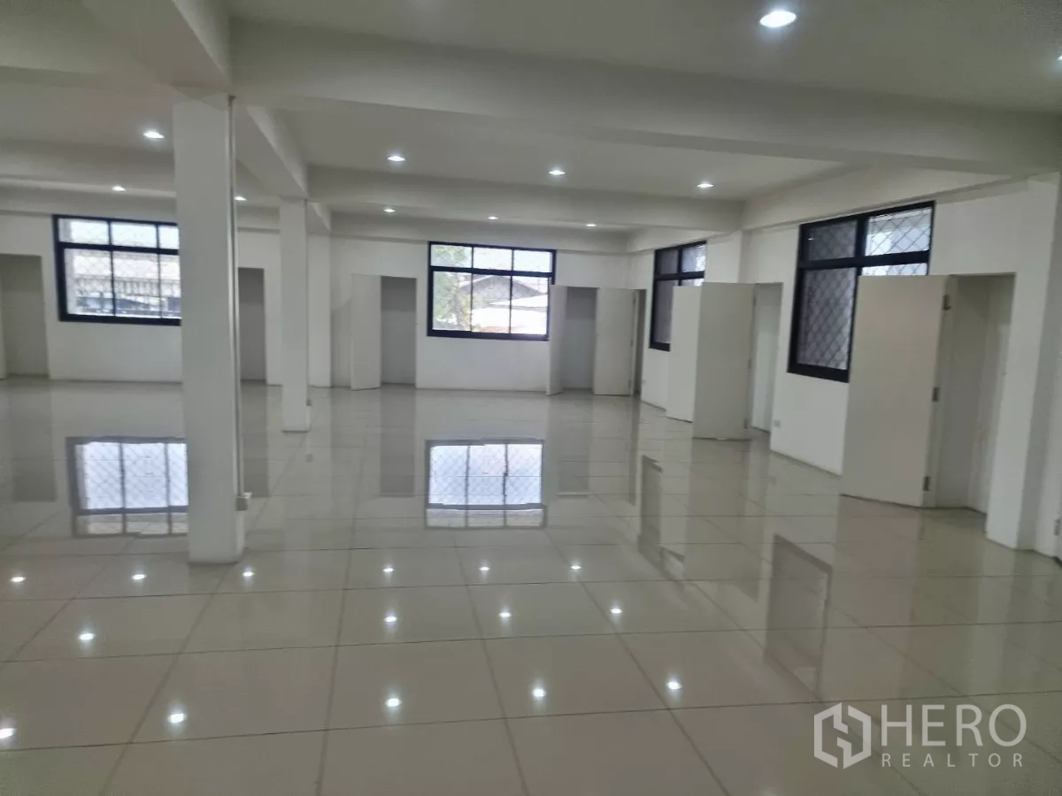 Factory for rent in Mueang Samut Prakan, Samut Prakan - Spacious office floor with multiple rooms and natural light.